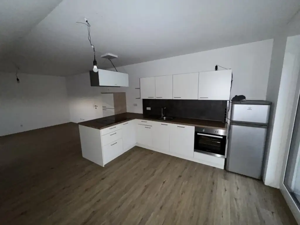 GROßZÜGIGE 4-ZIMMER DACHGESCHOSSWOHNUNG MIT BALKON! AB SOFORT VERFÜGBAR!