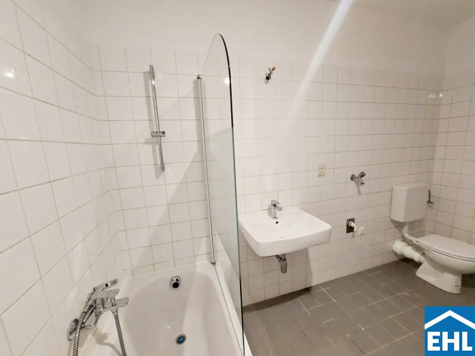 UNBEFRISTET! Großzügige 2,5-Zimmer-Wohnung mit 34m² Dachterrasse in 1050 Wien – Ihr neues Zuhause wartet!