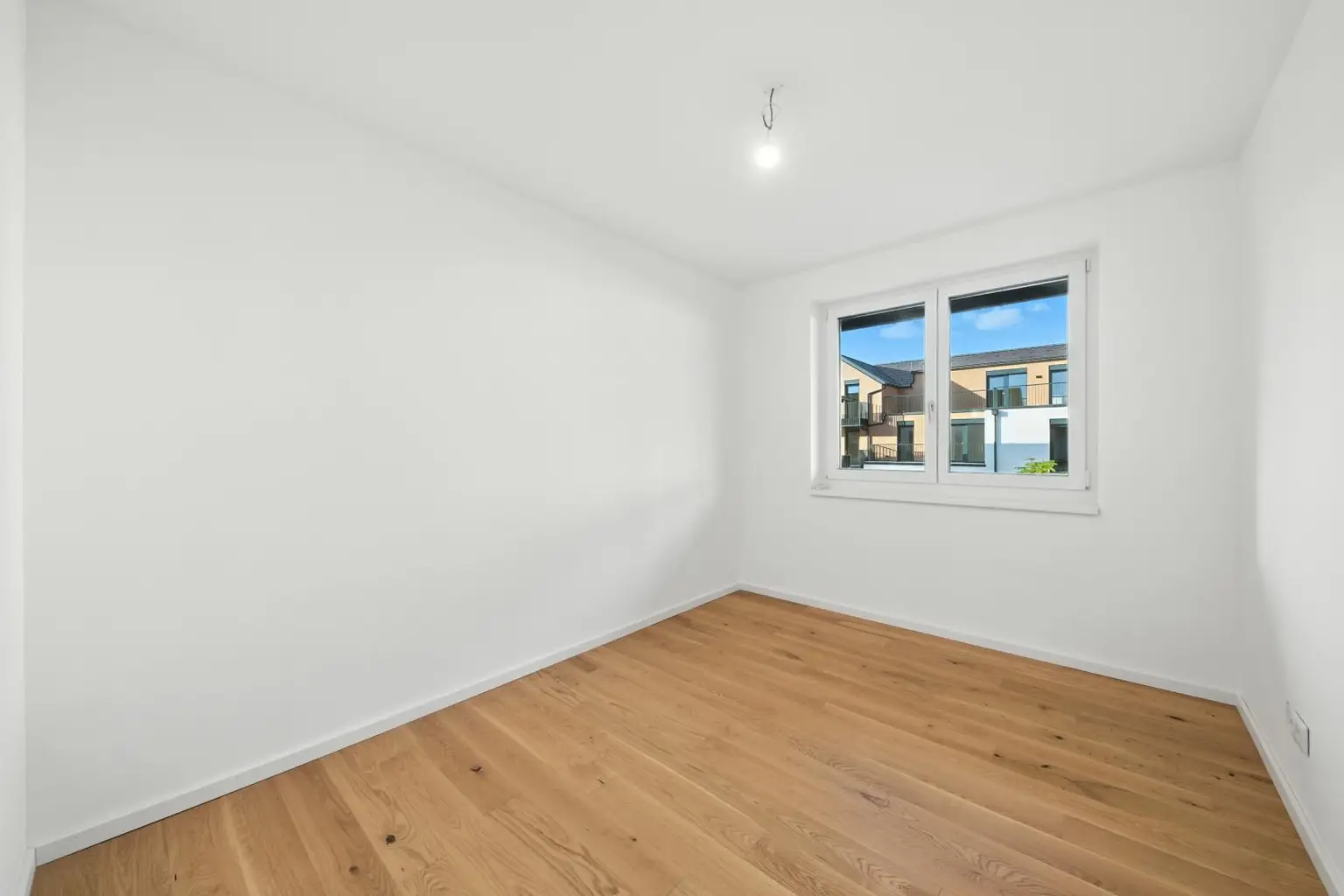 ERSTBEZUG! 3-ZIMMER WOHNUNG MIT BALKON und PKW-STELLPLATZ!