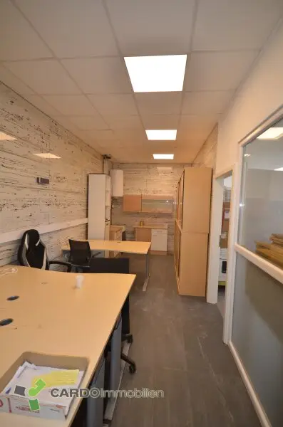 Geschäftslokal mit ca. 100 m² in branchenfreier Nutzung – großer Verkaufsraum, Büro/Personalbereich & eigene Parkplätze