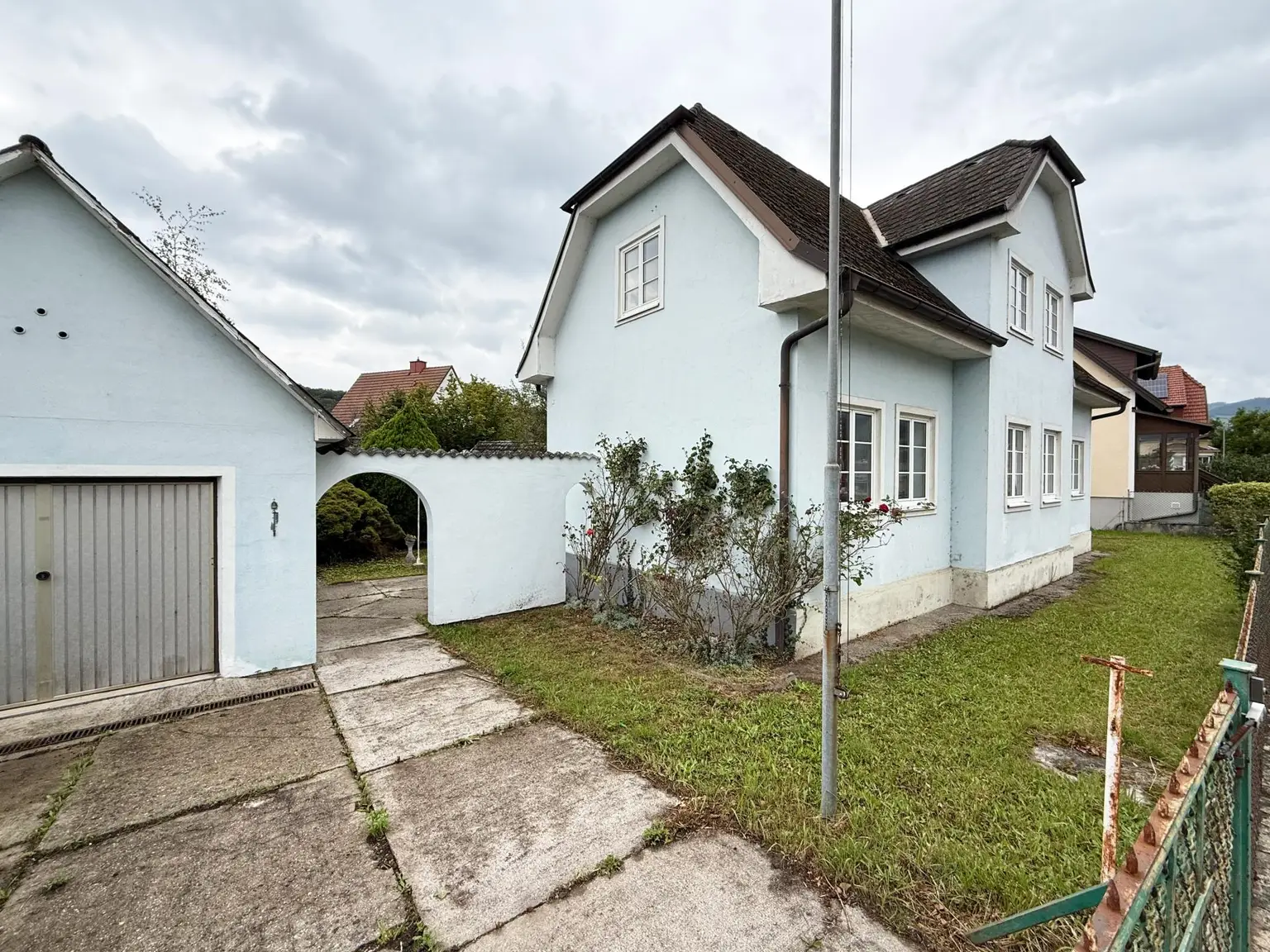 Bürgerliches Einfamilienhaus mit viel Platz, liebenswerten Garten und tollem Ausblick!