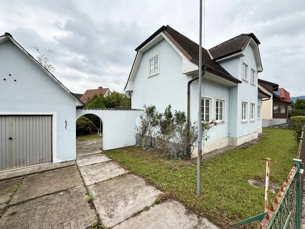 Bürgerliches Einfamilienhaus mit viel Platz, liebenswerten Garten und tollem Ausblick!