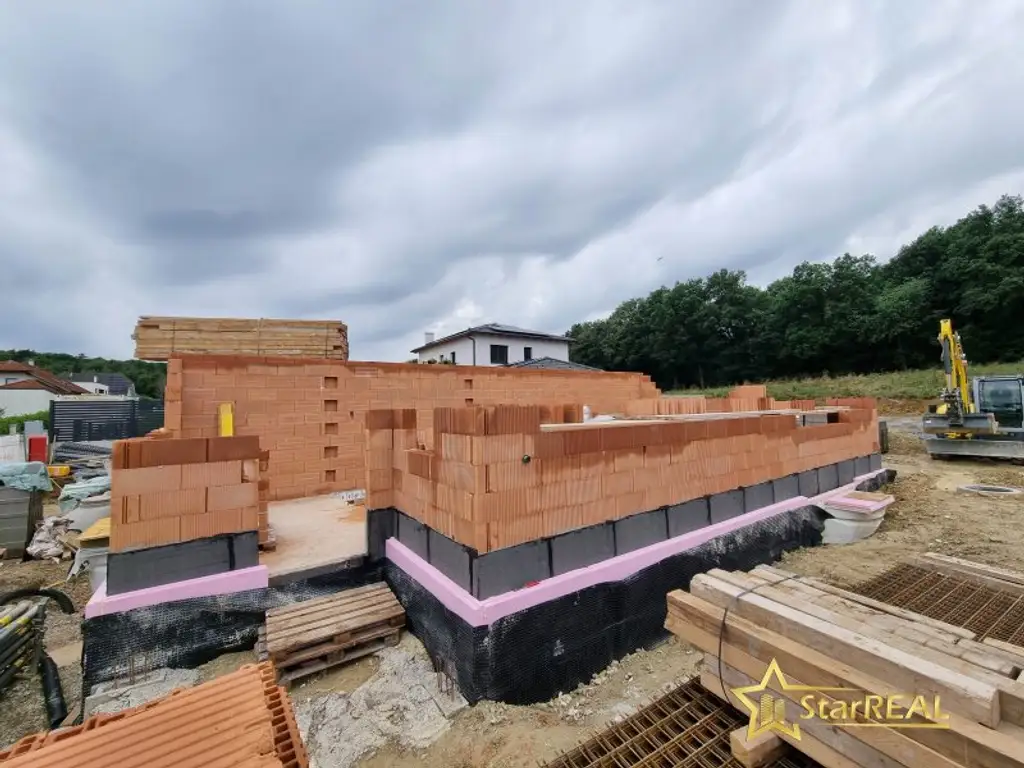 BAUBEGINN ERFOLGT! 2 HÄUSER VERFÜGBAR! EXKLUSIVES DOPPELHAUSPROJEKT. 5 ZIMMER. ZIEGELHAUS MIT KELLER, BALKON, TERRASSE, CARPORT.