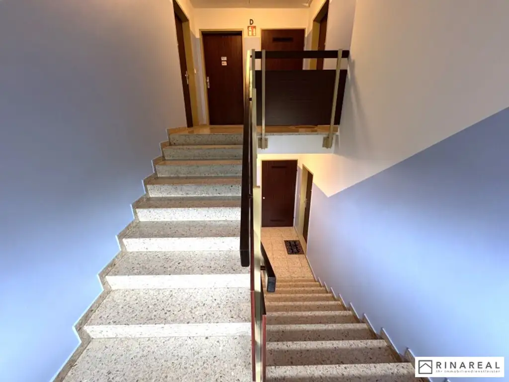 Großzügige und helle 2 Zimmer Wohnung im Dachgeschoss | ca. 63 m² | Klimaanlage | zzgl. PKW-Stellplatz | Friedrich Schiller-Straße