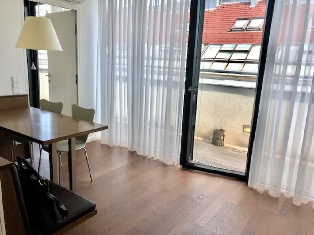 MIETWOHNUNG-INNENSTÄDTISCHE & EXQUISITE - PENTHOUSE- WOHNUNG-OHNE DACHSCHRÄGEN! mit 2,5-Zimmern in Top Lage - NASCHMARKT - 1060 WIEN!