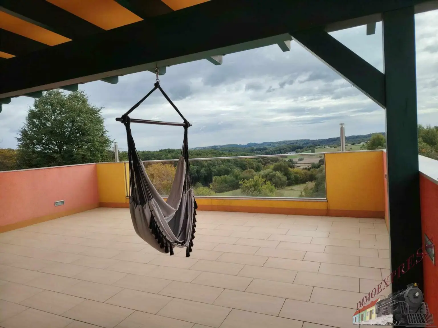 Tolles Einfamilienhaus mit Pool, Panorama-Ausblick und moderner PV-Anlage – hier fühlt sich Ihre Familie zuhause!