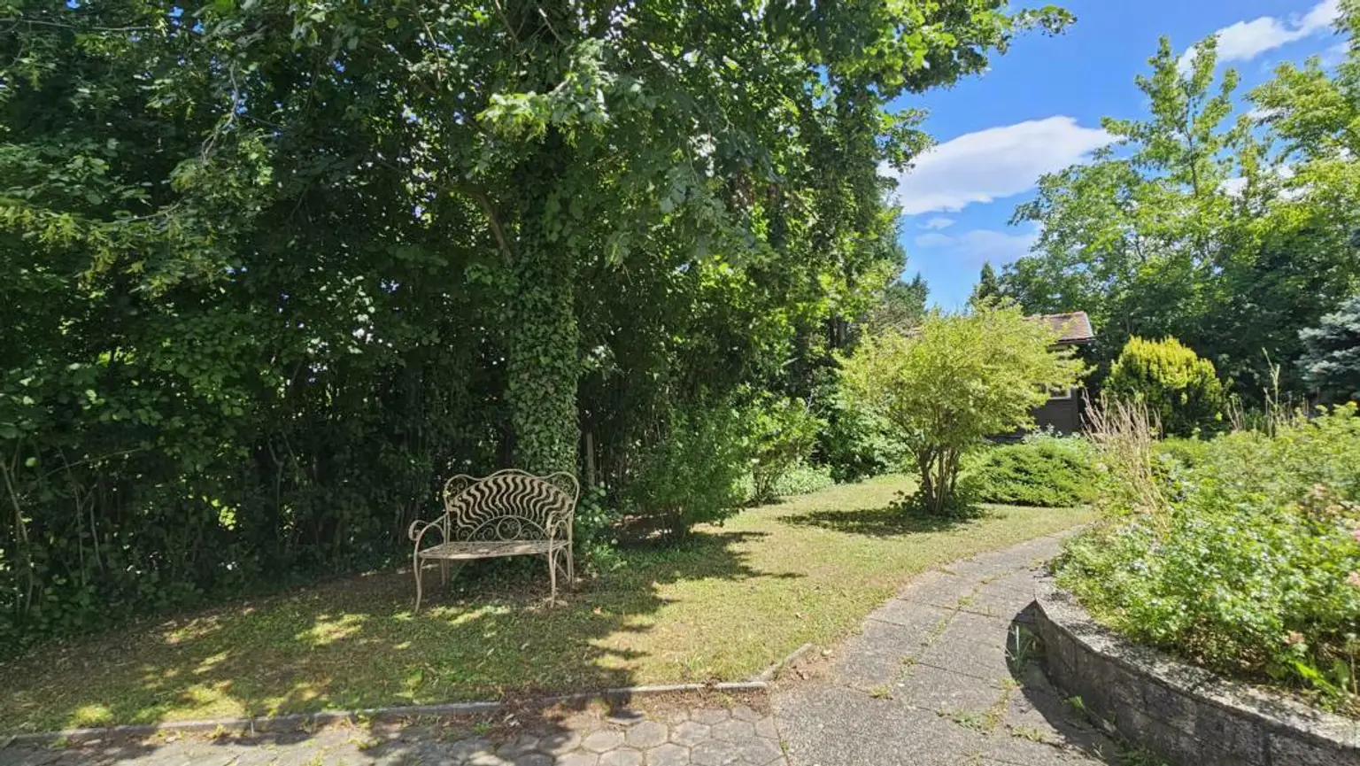 **Villa mit Türmchen in bester Lage  ** 2 Wohneinheiten ** parkähnlicher Garten **2 Parzellen **