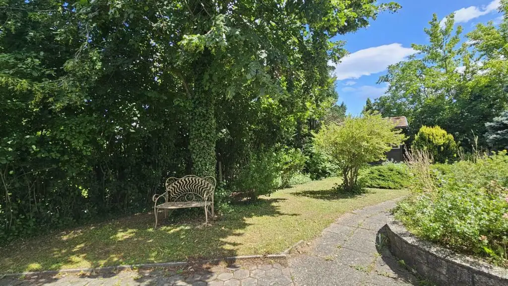 **Villa mit Türmchen in bester Lage  ** 2 Wohneinheiten ** parkähnlicher Garten **2 Parzellen **