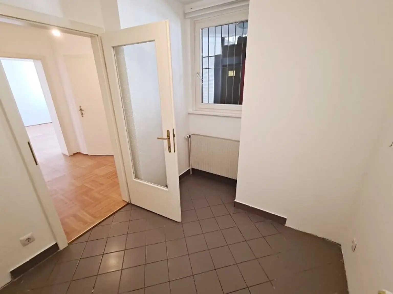 SPITTELBERG, teilsaniertes 84 m2 Dachgeschoß, 3 Zimmer, Extraküche, Wannenbad, Parketten, WG-geeignet, MQ-Nähe