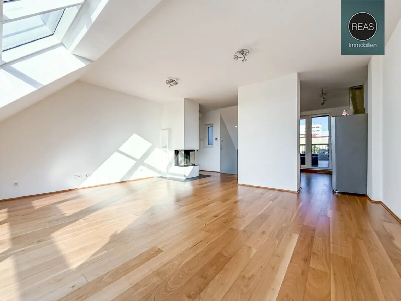 Provisionsfrei: Klimatisierte Dachgeschoss Maisonette mit 2 Terrassen und Kamin nahe Uno City!