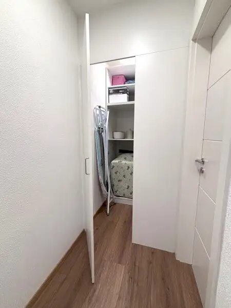 Schlitters: Kernsanierte Dachgeschosswohnung mit Südbalkon, Garten und traumhafter Aussicht