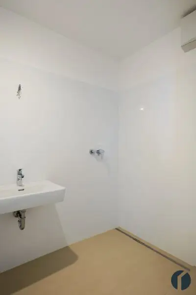 Badezimmer mit Wanne und Walk-in Dusche