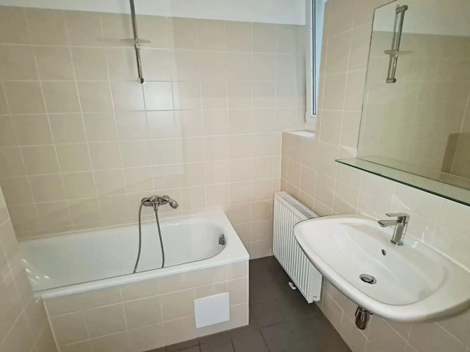 TERRASSENHIT, U1-NÄHE, 84 m2 Dachgeschoß mit 30 m2 Terrasse, 2 Zimmer, Wohnküche, 2 Bäder, Parketten, Viktorgasse
