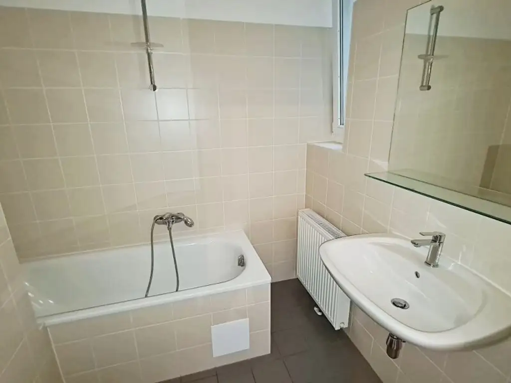 TERRASSENHIT, U1-NÄHE, 84 m2 Dachgeschoß mit 30 m2 Terrasse, 2 Zimmer, Wohnküche, 2 Bäder, Parketten, Viktorgasse
