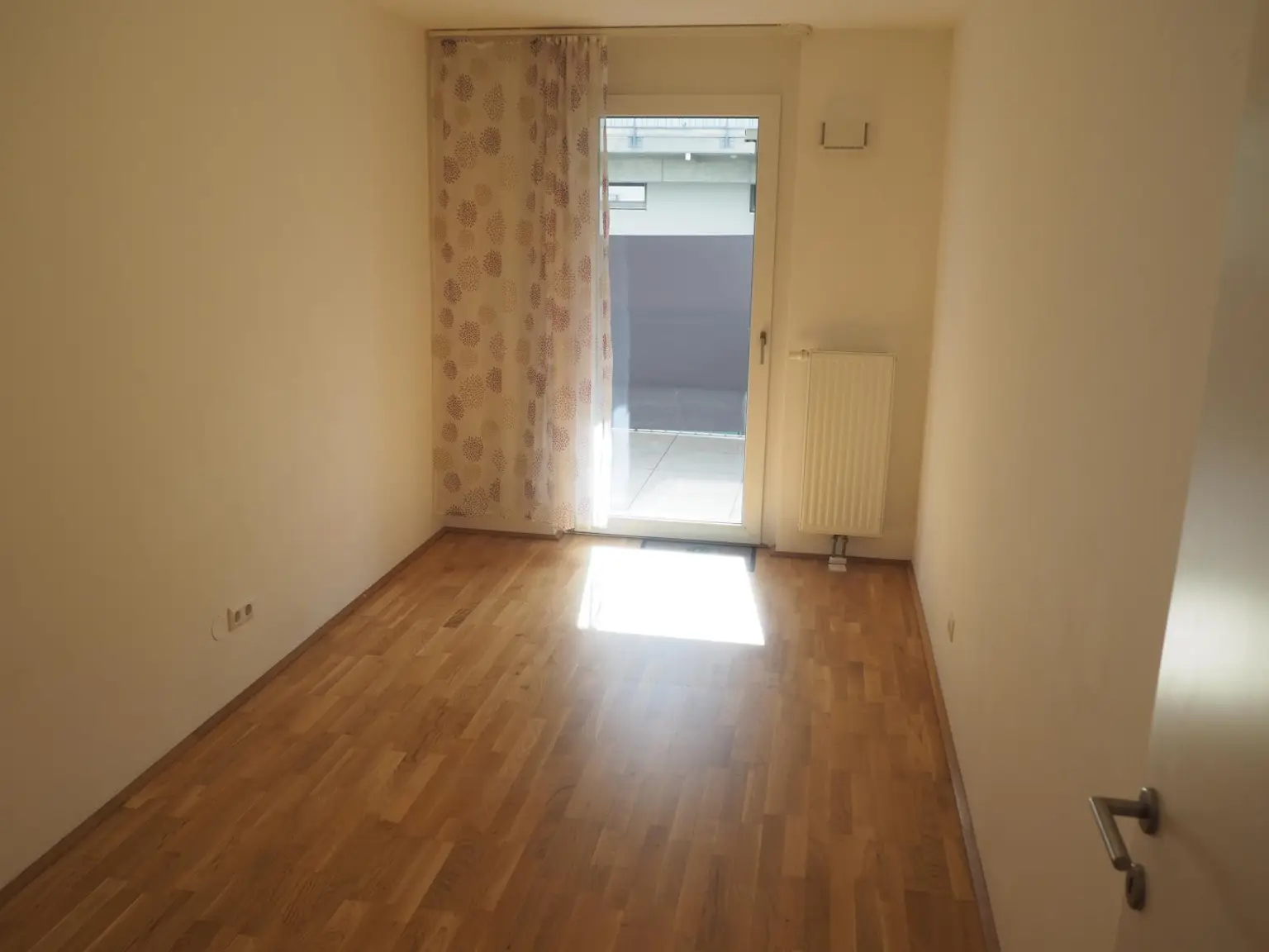 Zimmer 2, mit Ausgang auf den Balkon