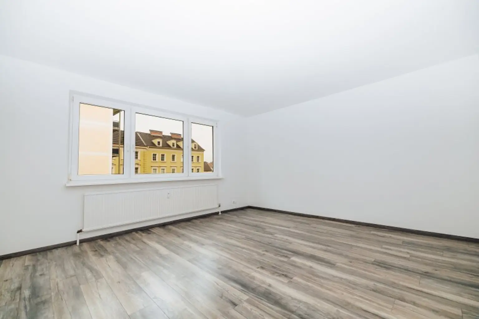 PROVISIONSFREI I LOGGIA I HELLE RÄUME I RUHELAGE I LIFT I ZENTRALE LAGE I EINBAUKÜCHE I FAMILIENFREUNDLICH I PROJEKT WOHNEN I