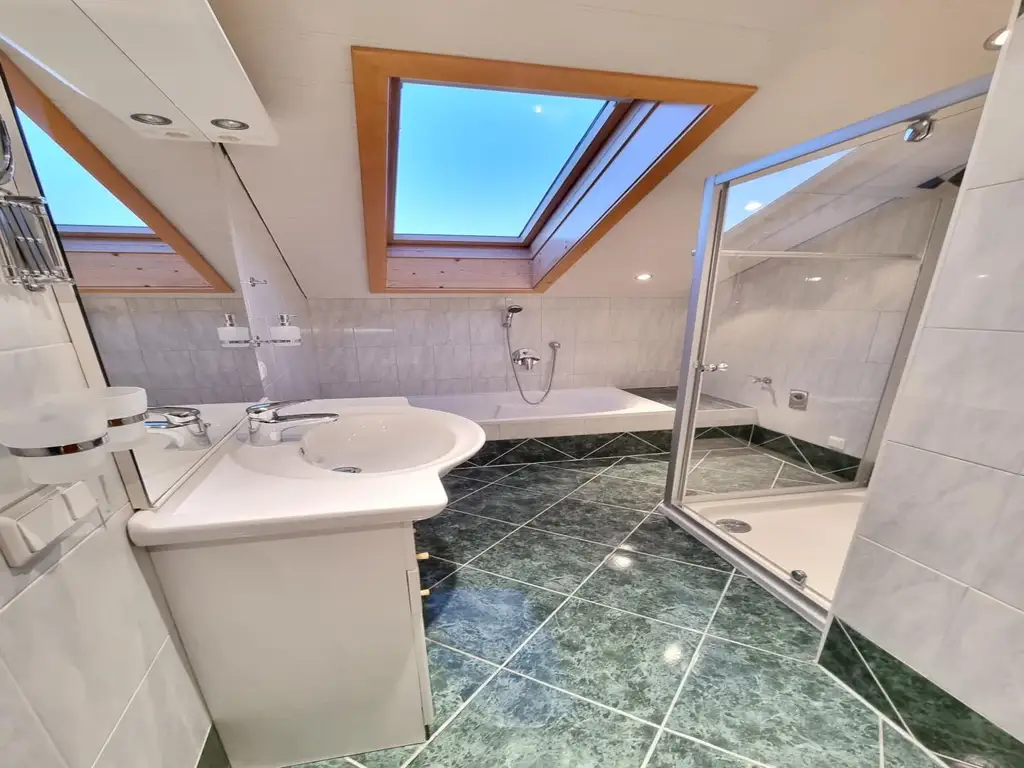 Attraktive 2-Zi.-Wohnung im Dachgeschoß mit Fernblick und Garage