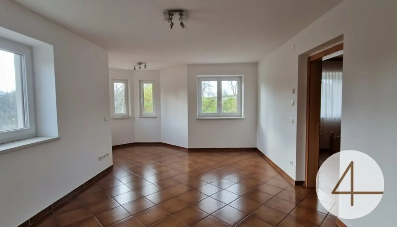 Zweifamilien-Haus mit 1,7 ha landwirtschaftlicher Nutzfläche und Quellwasser