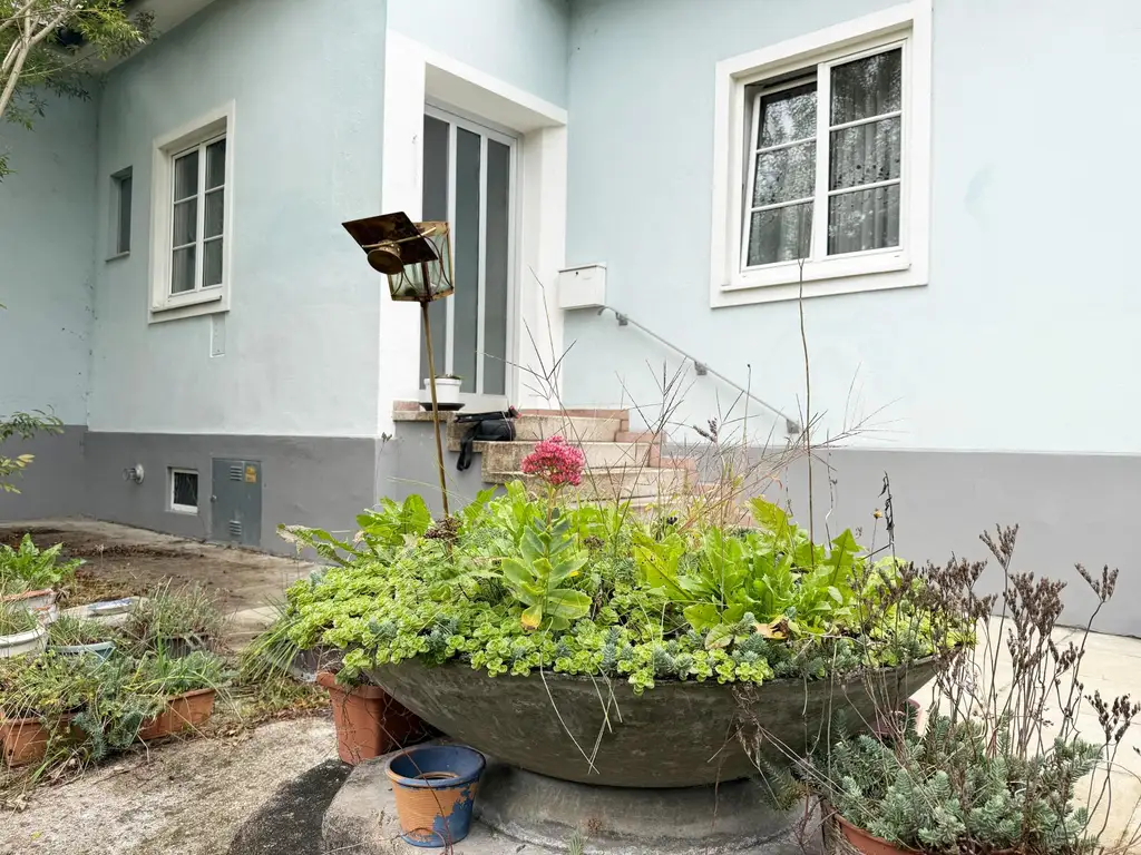 Bürgerliches Einfamilienhaus mit viel Platz, liebenswerten Garten und tollem Ausblick!