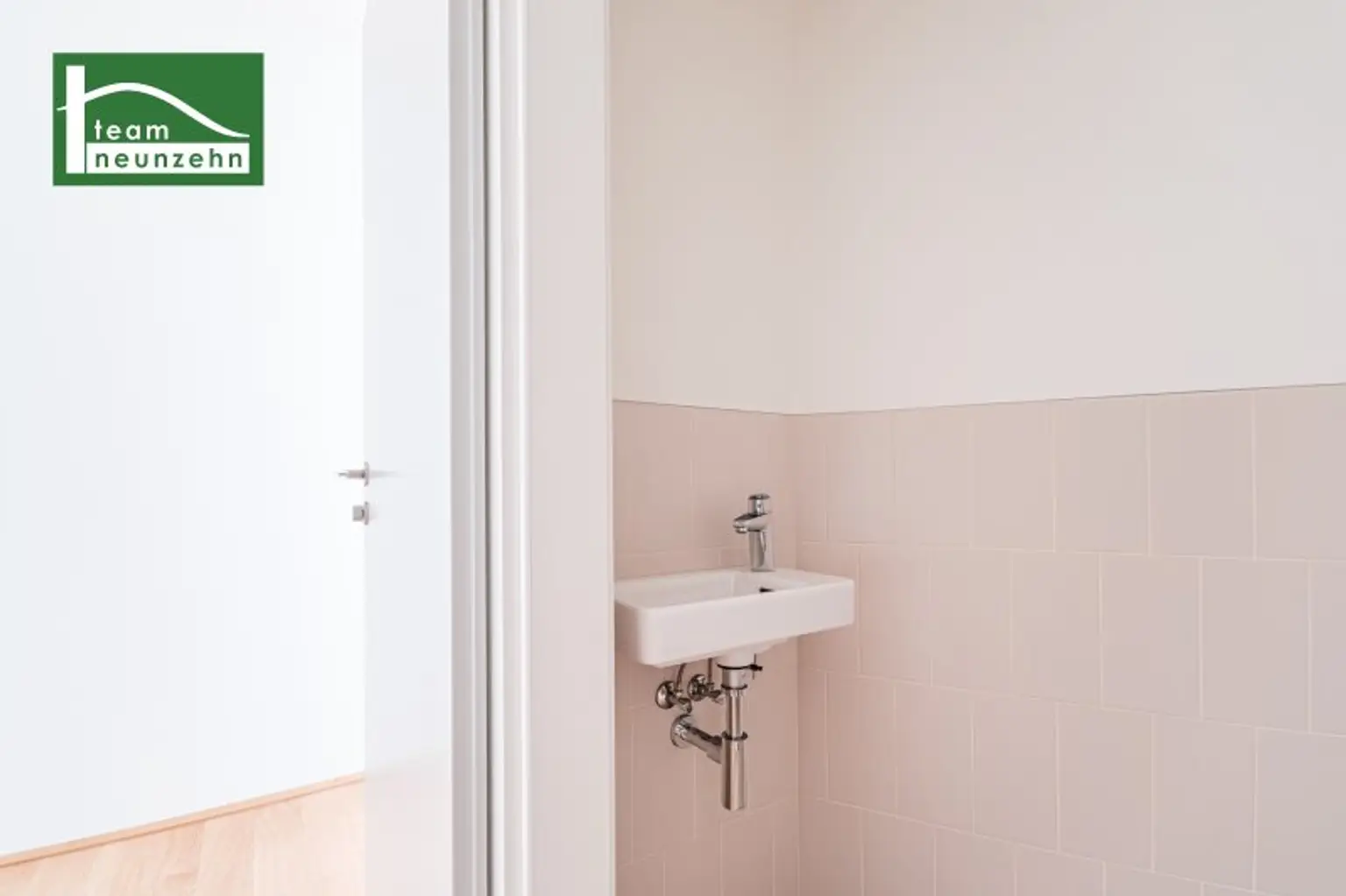 Alles was man sich wünscht – kostengünstige Heizung/“Kühlung“ über Erdwärme, PV-Anlage, weitläufige Grünflächen