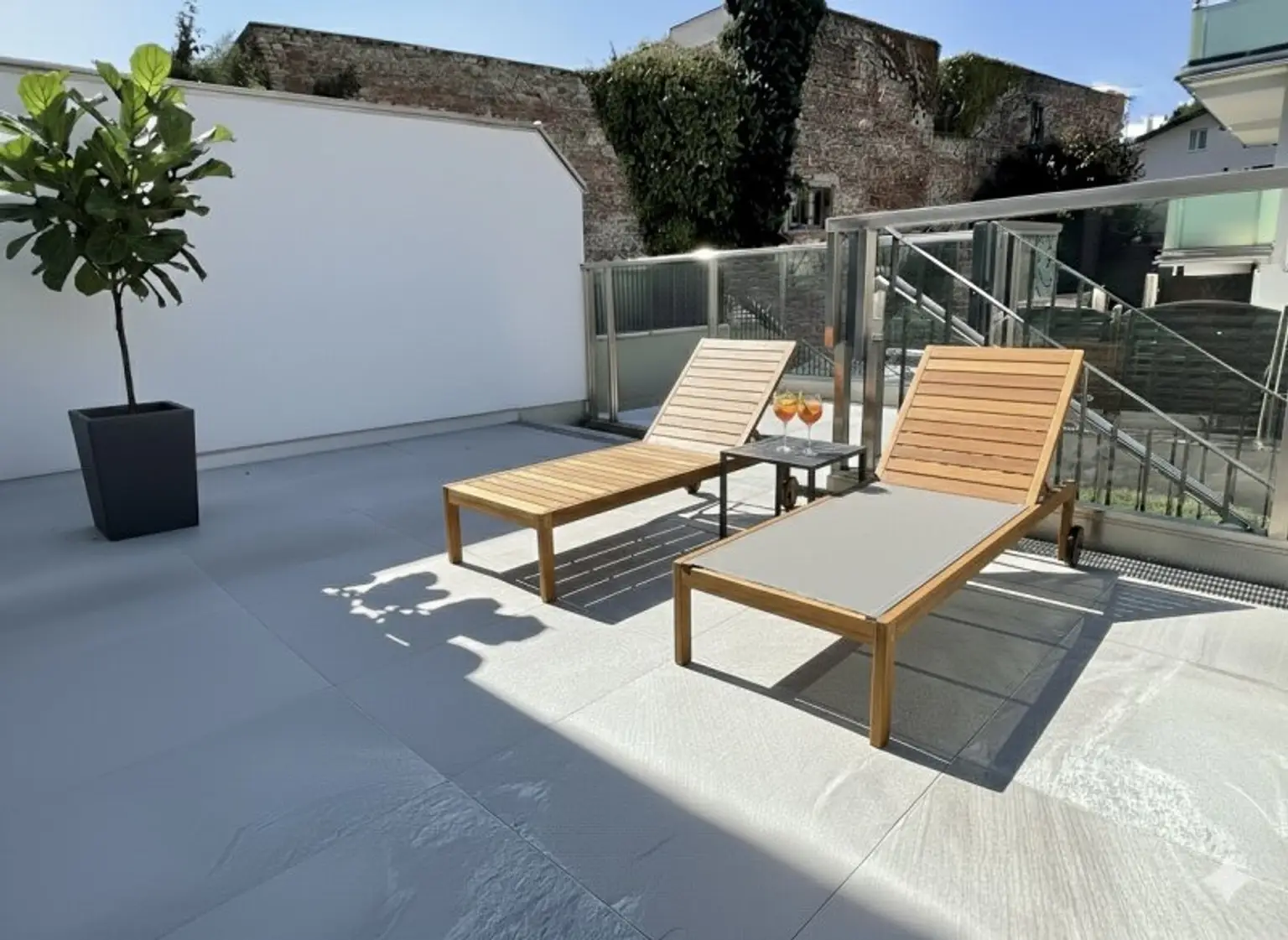 Terrasse mit Beispiel Sonnenliegen