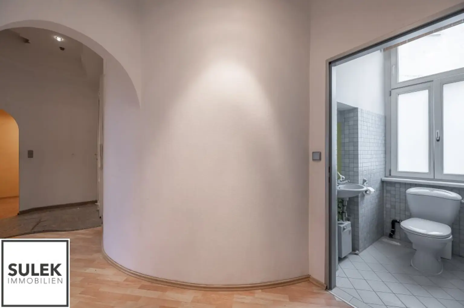 Adaptierungsbedürftige Erkerwohnung direkt beim Schloss Schönbrunn - 3 Zimmer