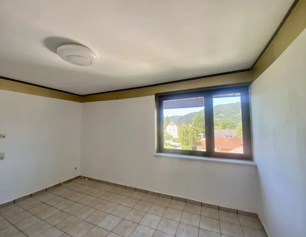 Mürzzuschlag: Willkommen in Ihrem neuen Zuhause mit Ausblick ins Grüne! Gut aufgeteilte 3 Zimmer Wohnung mit Loggia und Garage!