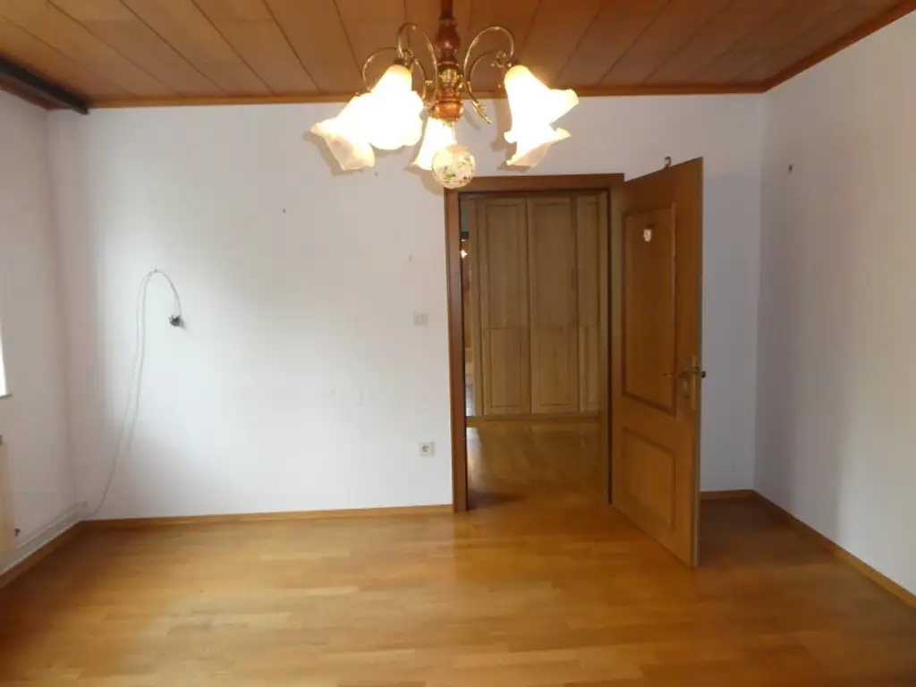 PRIVATSPHÄRE: KLEINES HAUS  mit ENTZÜCKENDEN GARTEN, Garage und Lagerräume - NÄHE BAHNHOF