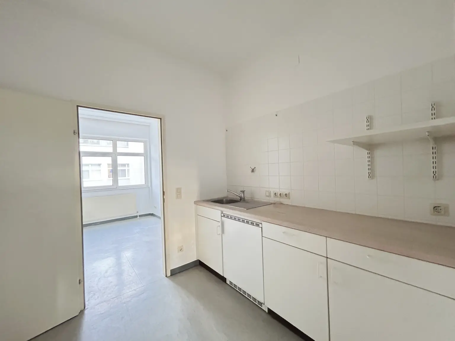 Küche Zwischenraum Ordination-Büro ca. 9m²