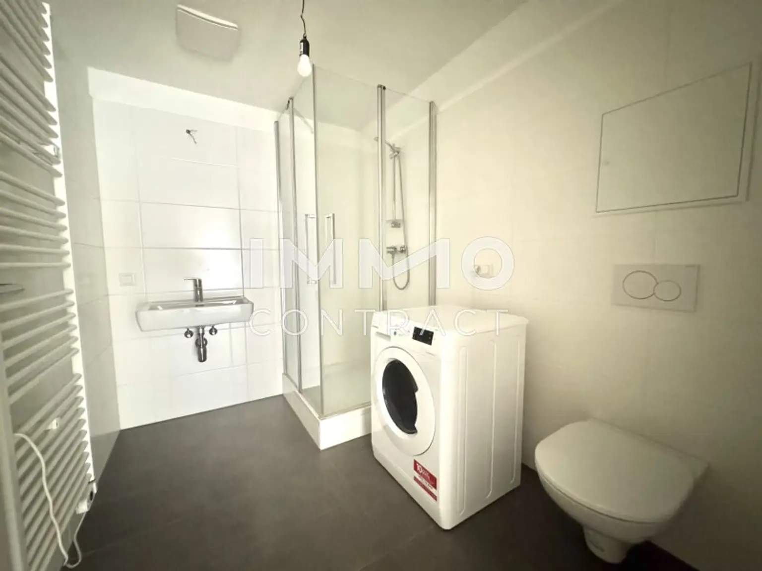 Bad mit Dusche und WC