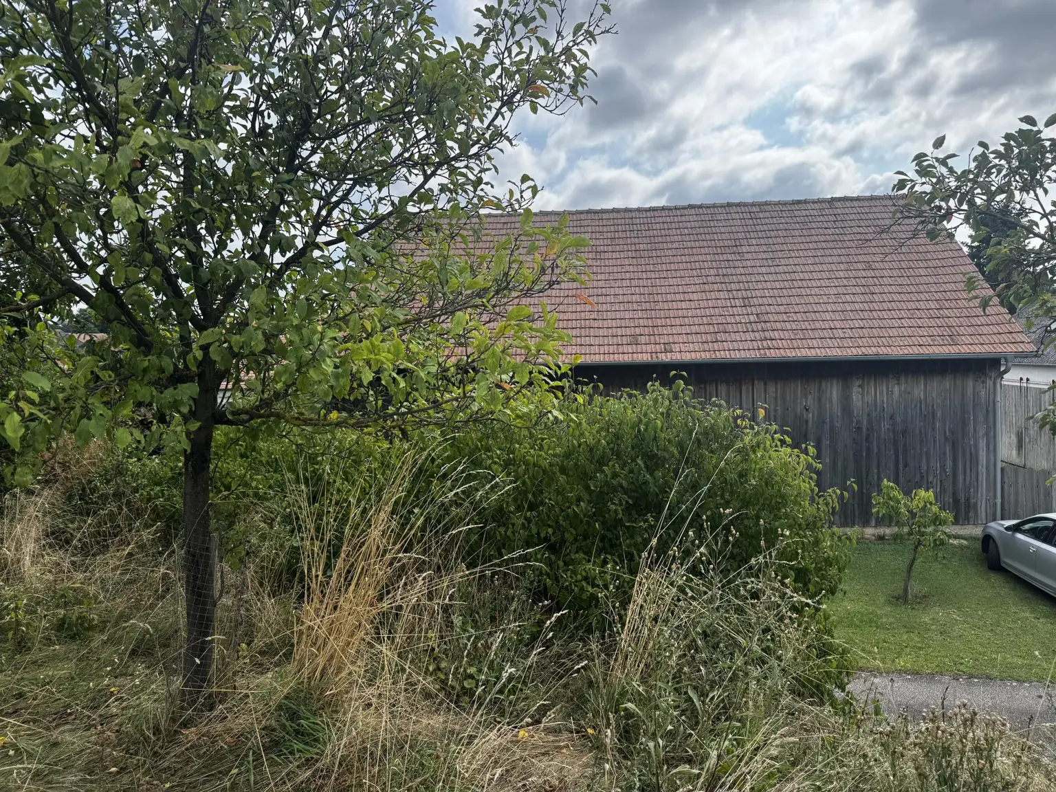 Ehemaliger Bauernhof mit Wohnhaus, Innenhof & Nebengebäuden & Pferdeoption