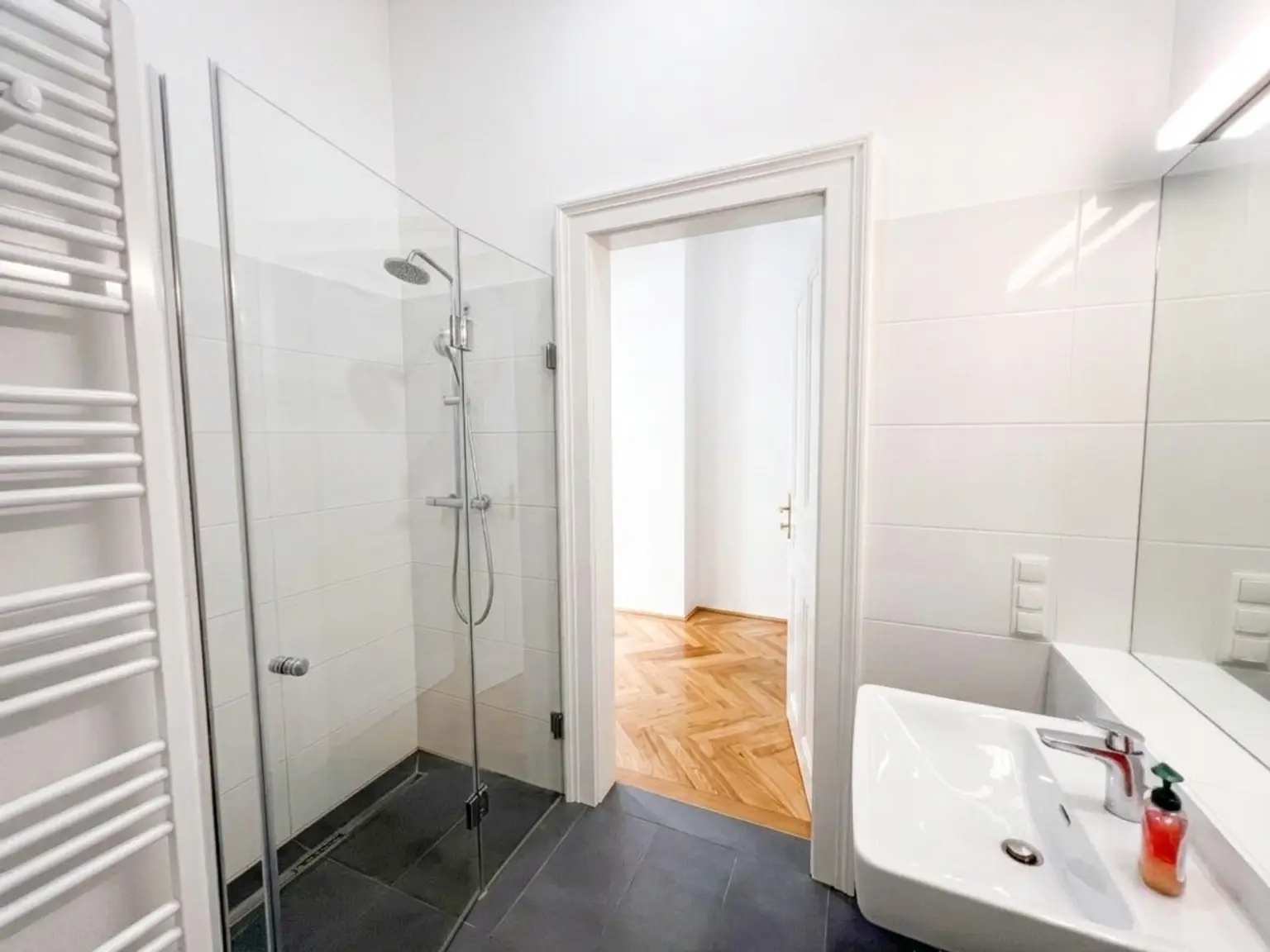 UNBEFRISTET: Charmante 2-Zimmer-Altbauwohnung im Herzen Wiens / Charming apartment in an old-style building in the heart of Vienna