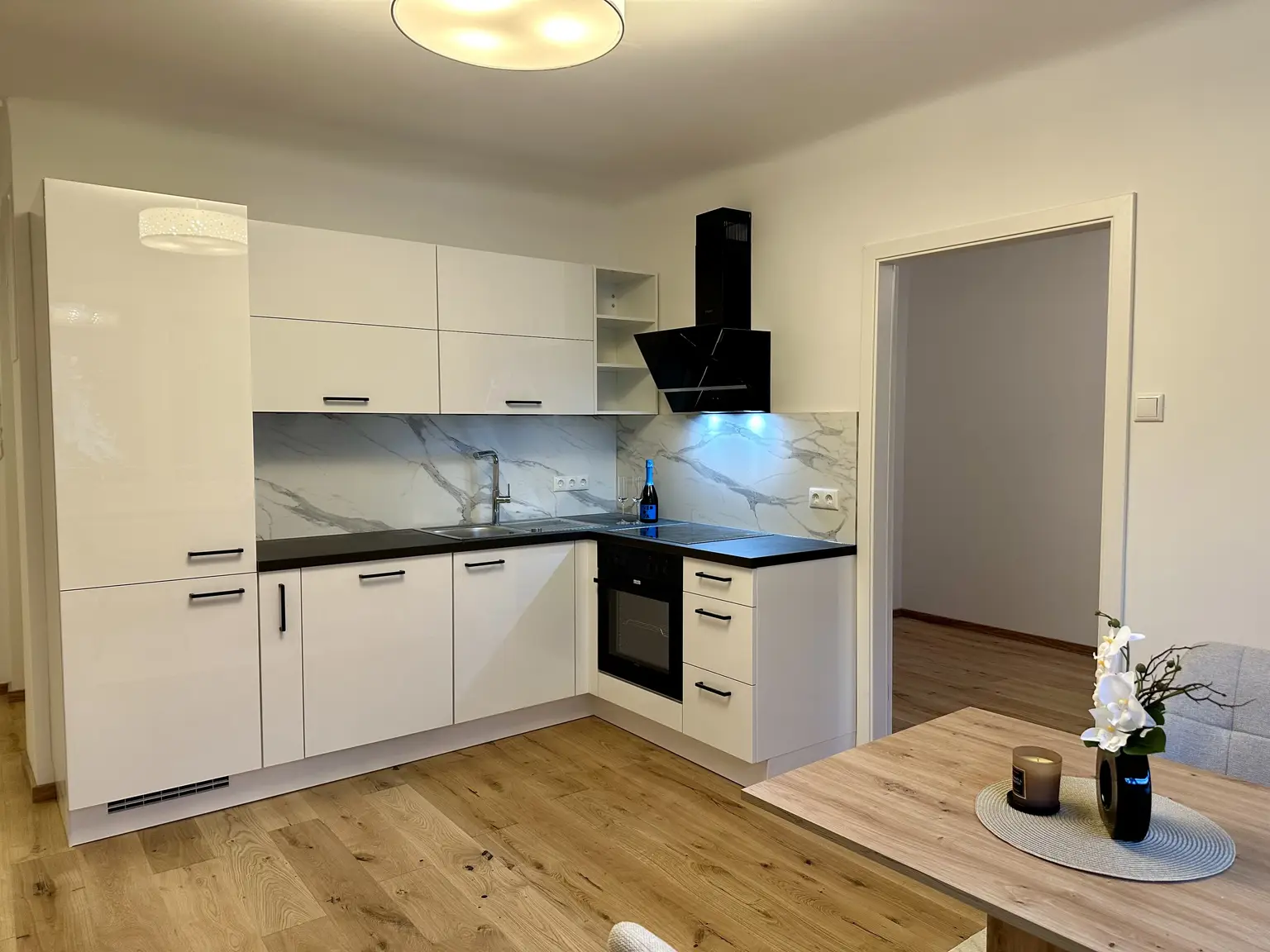 Generalsanierung: 3-Zimmer-Raumwunder mit moderner Küche