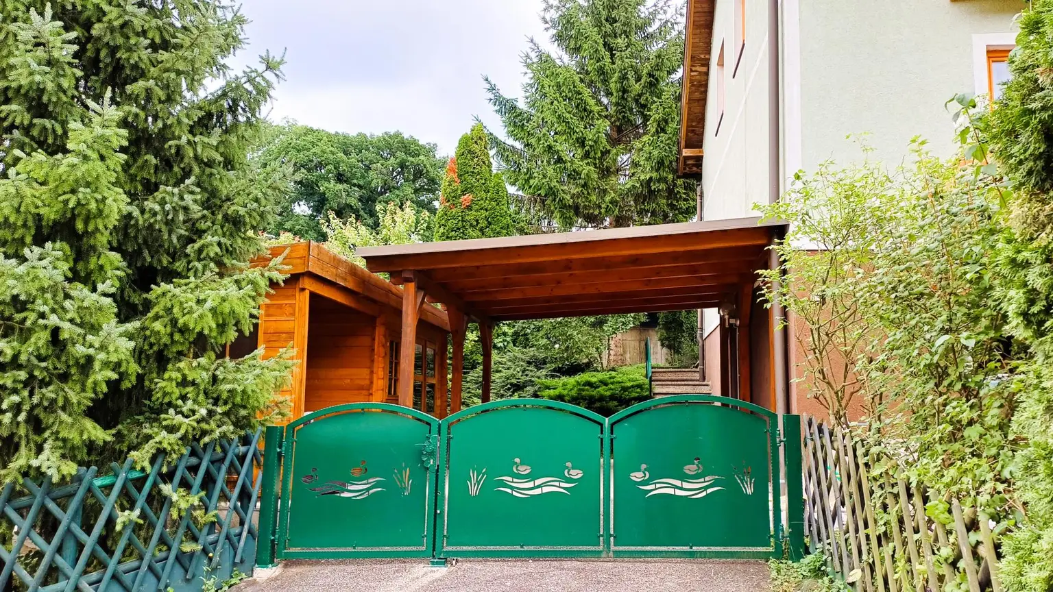 Doppelhaushälfte mit Keller, Garten, Carport und Lounge