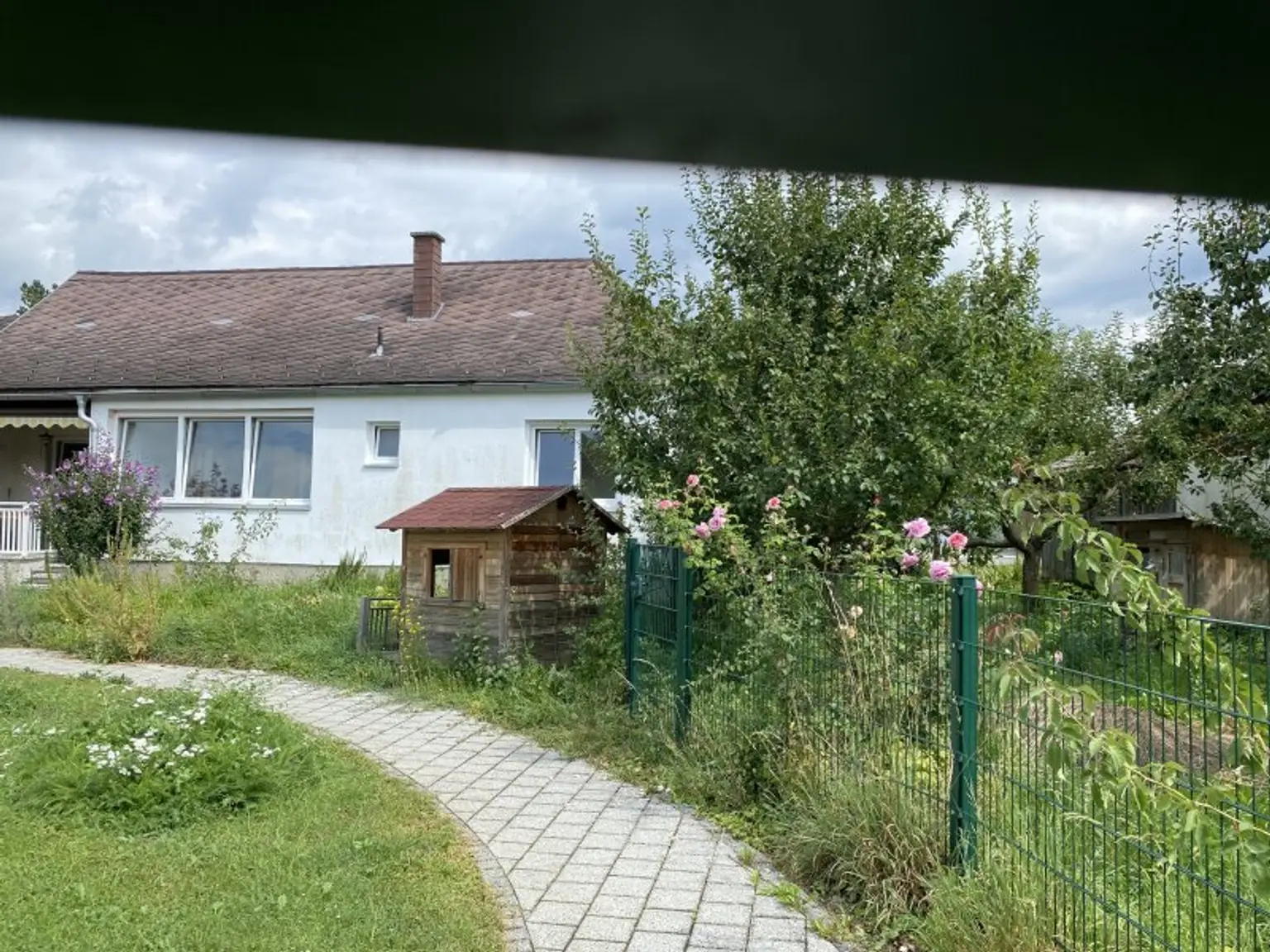 2 Häuser mit Nebengebäuden und Garten