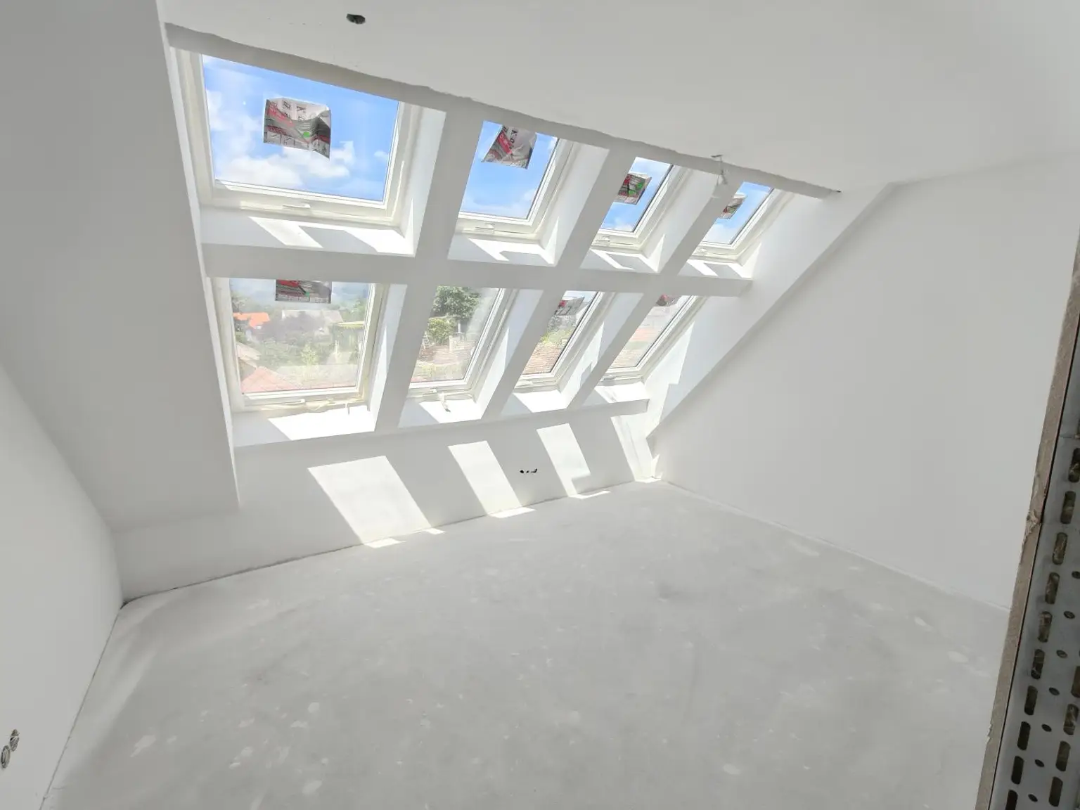 Stilvolle 2-Zimmer-Dachgeschosswohnung mit großer Dachterrasse & zusätzlichem Dachraum