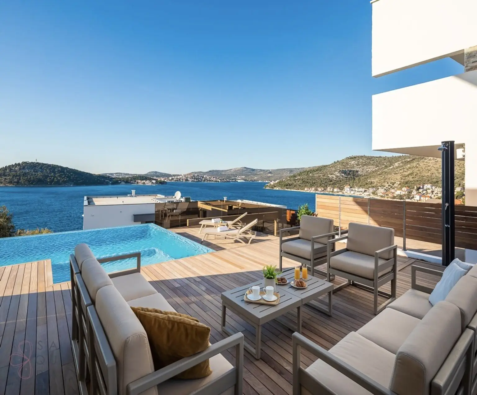 Moderne Villa mit Meerblick in Rogoznica – Eleganz und Erholung nur 80 m vom Meer