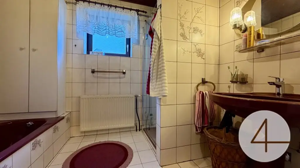 „Traumhaus mit Wintergarten Teich und Pool – Wohnen auf 727 m² in idyllischer Lage“