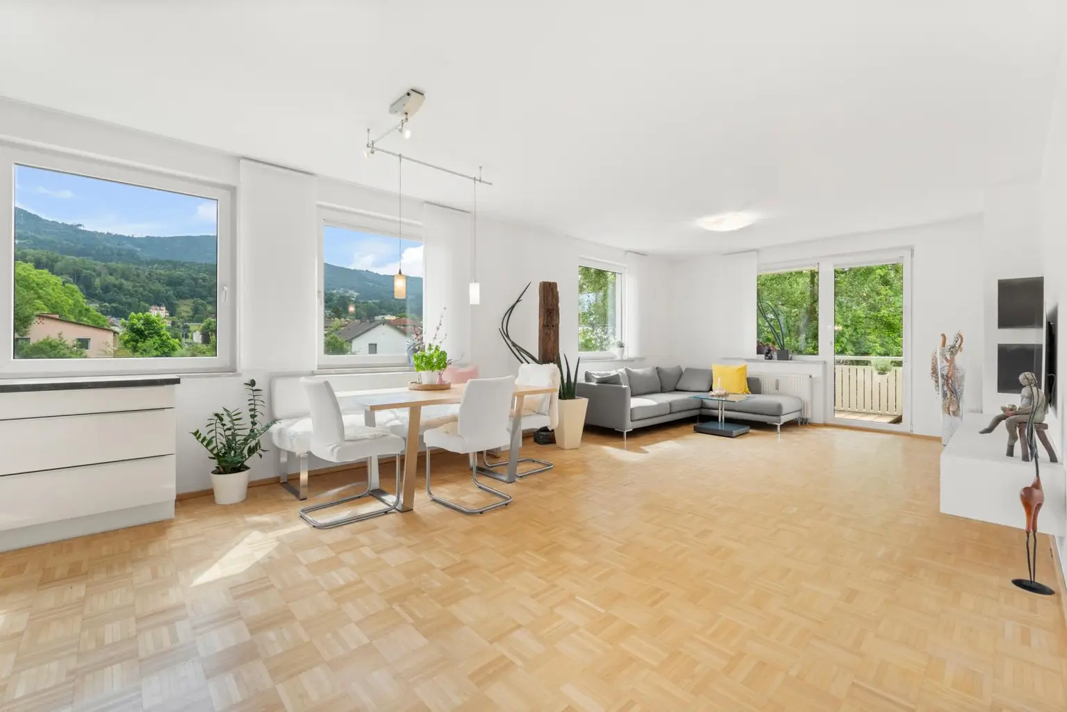 Ihr künftiger Wohntraum: Moderne, neu renovierte 3,5-Zimmer-Wohnung mit Loggia in ruhiger, zentraler Lage