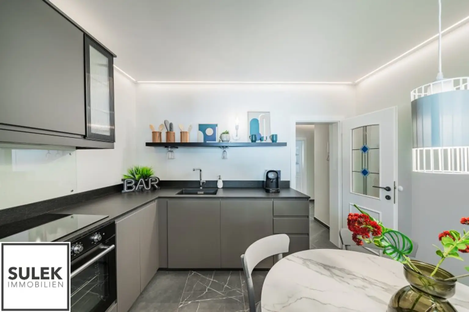 Ruhige, sanierte 3,5 Zimmer Wohnung mit Designer-Bad und Küche + Garage (optional!) in Mariahilf - beziehbar ab 01/26!