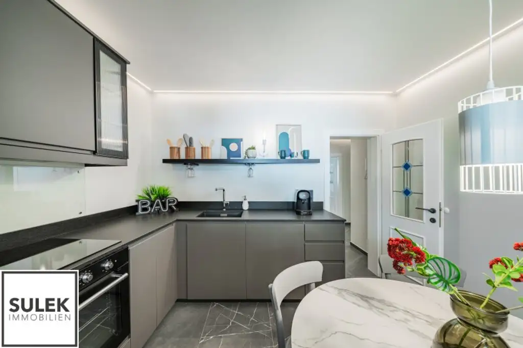 Ruhige, sanierte 3,5 Zimmer Wohnung mit Designer-Bad und Küche + Garage (optional!) in Mariahilf - beziehbar ab 01/26!