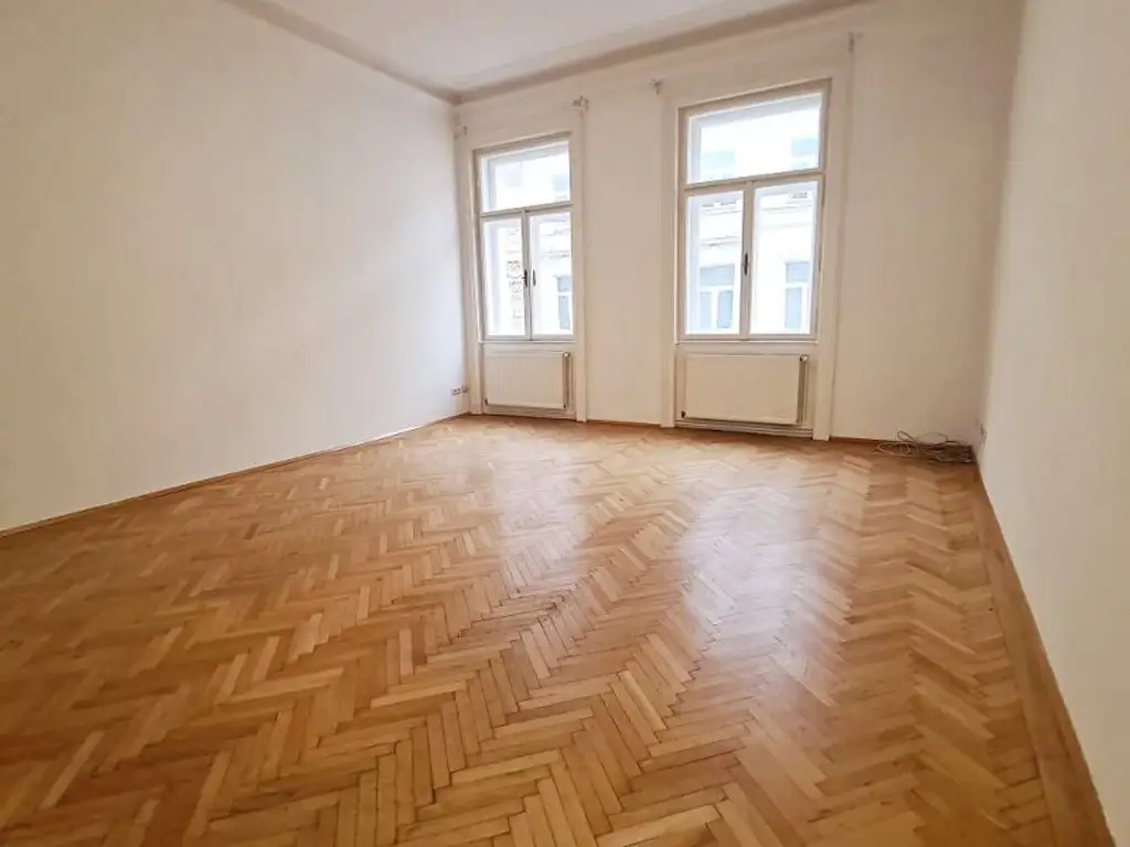 AM GRABEN-NÄHE, 95 m2 Altbau mit Balkon, 2 Zimmer, Komplettküche, Wannenbad, Parketten, 4. Liftstock, Flügeltüren, Spiegelgasse