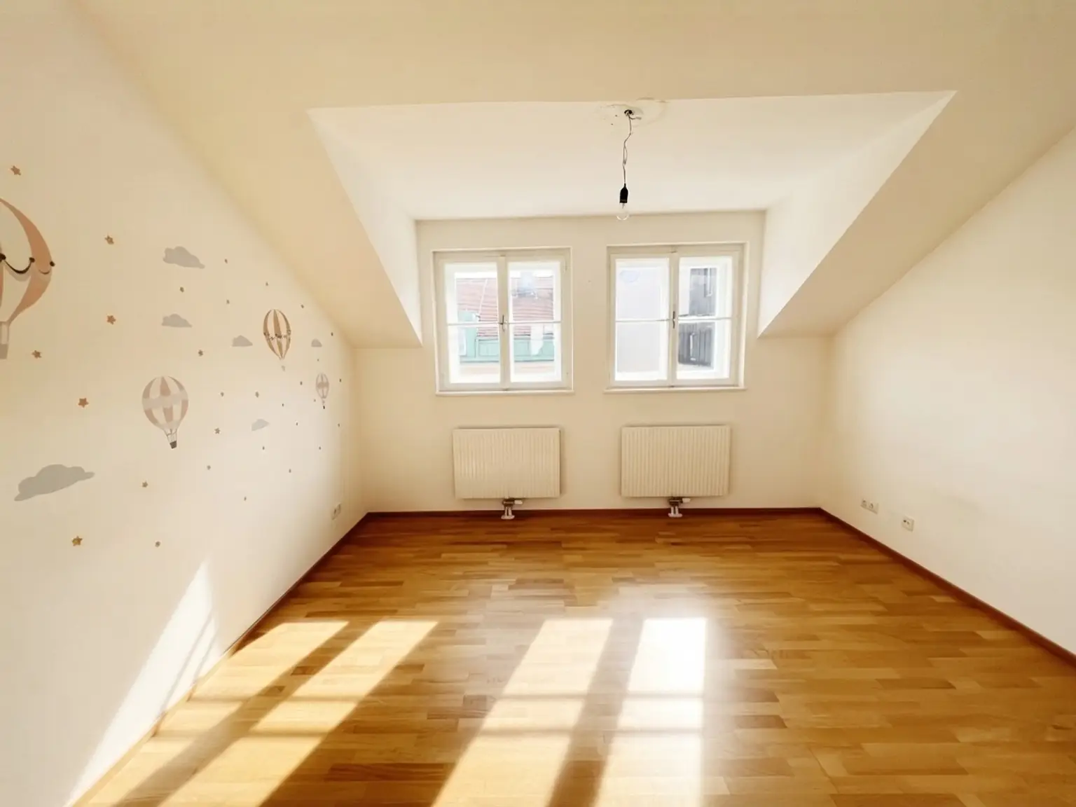 UNBEFRISTET: Klimatisierte Dachgeschosswohnung mit Loggien in Botschaftsviertel