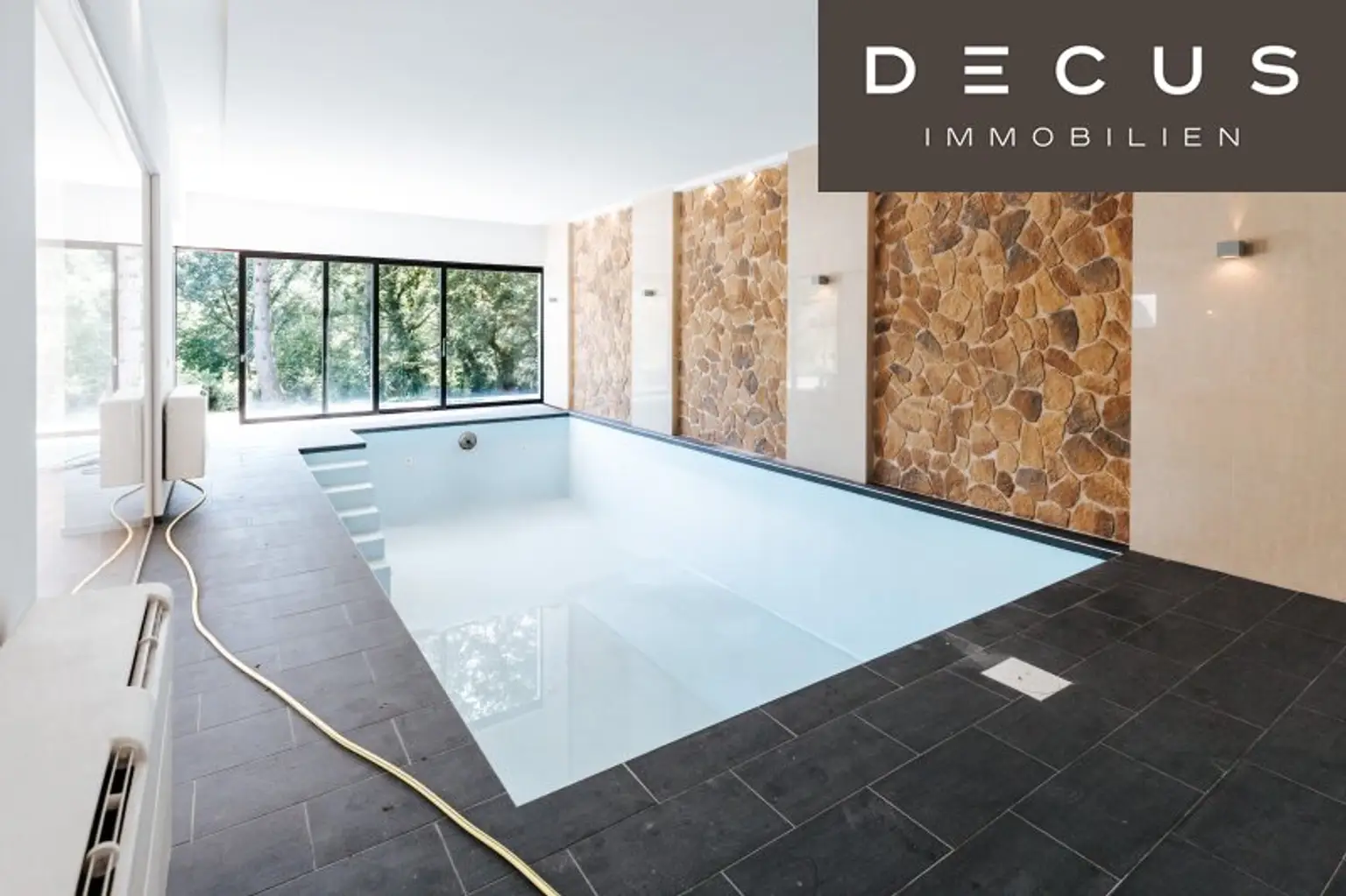 ERSTBEZUG! Luxuriöse Villa mit Sauna und Indoor-Pool!