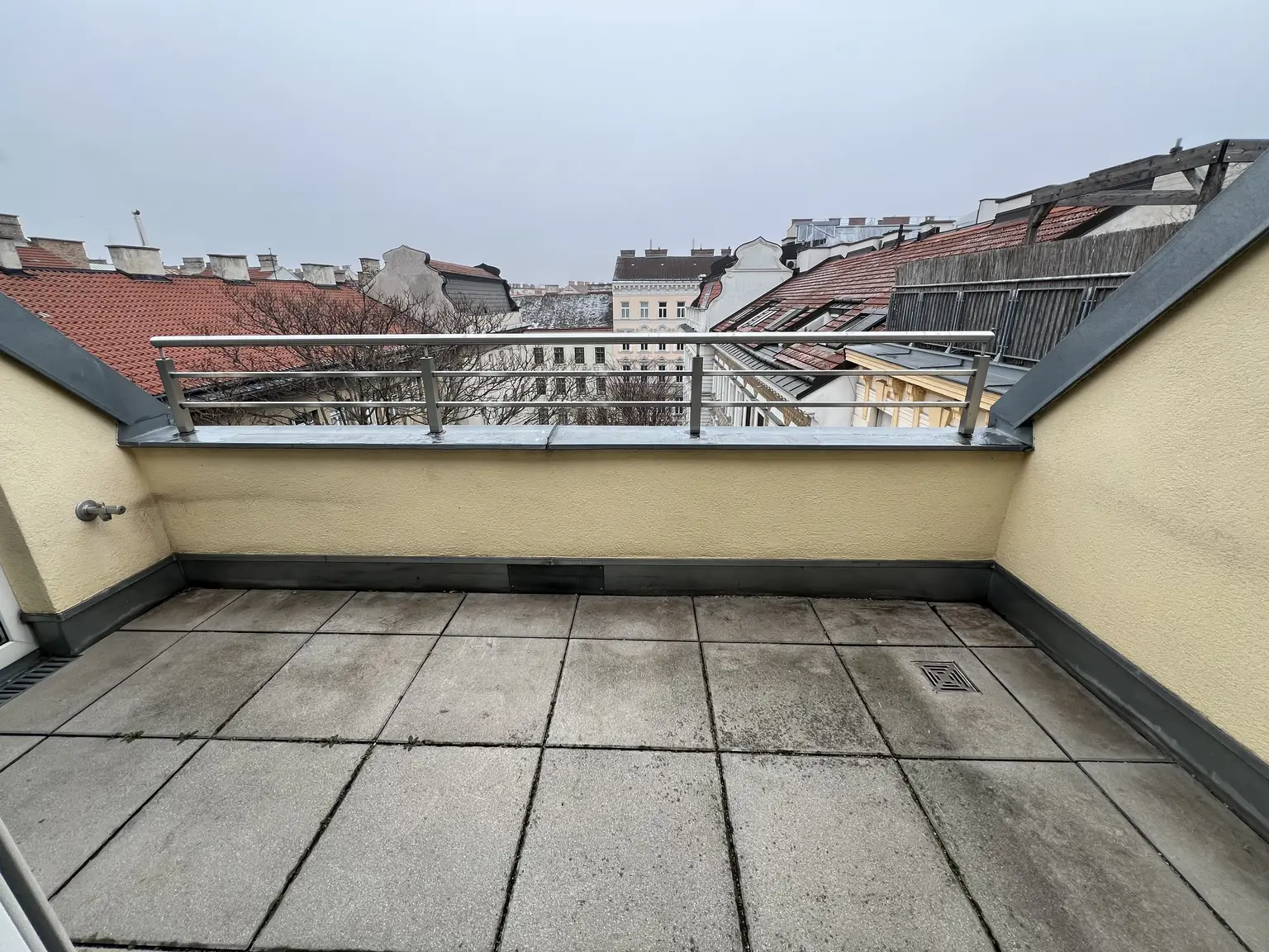 UNBEFRISTET: Klimatisierte, ruhige Dachgeschosswohnung