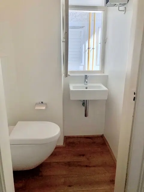 WC mit Fenster (und Gastherme)