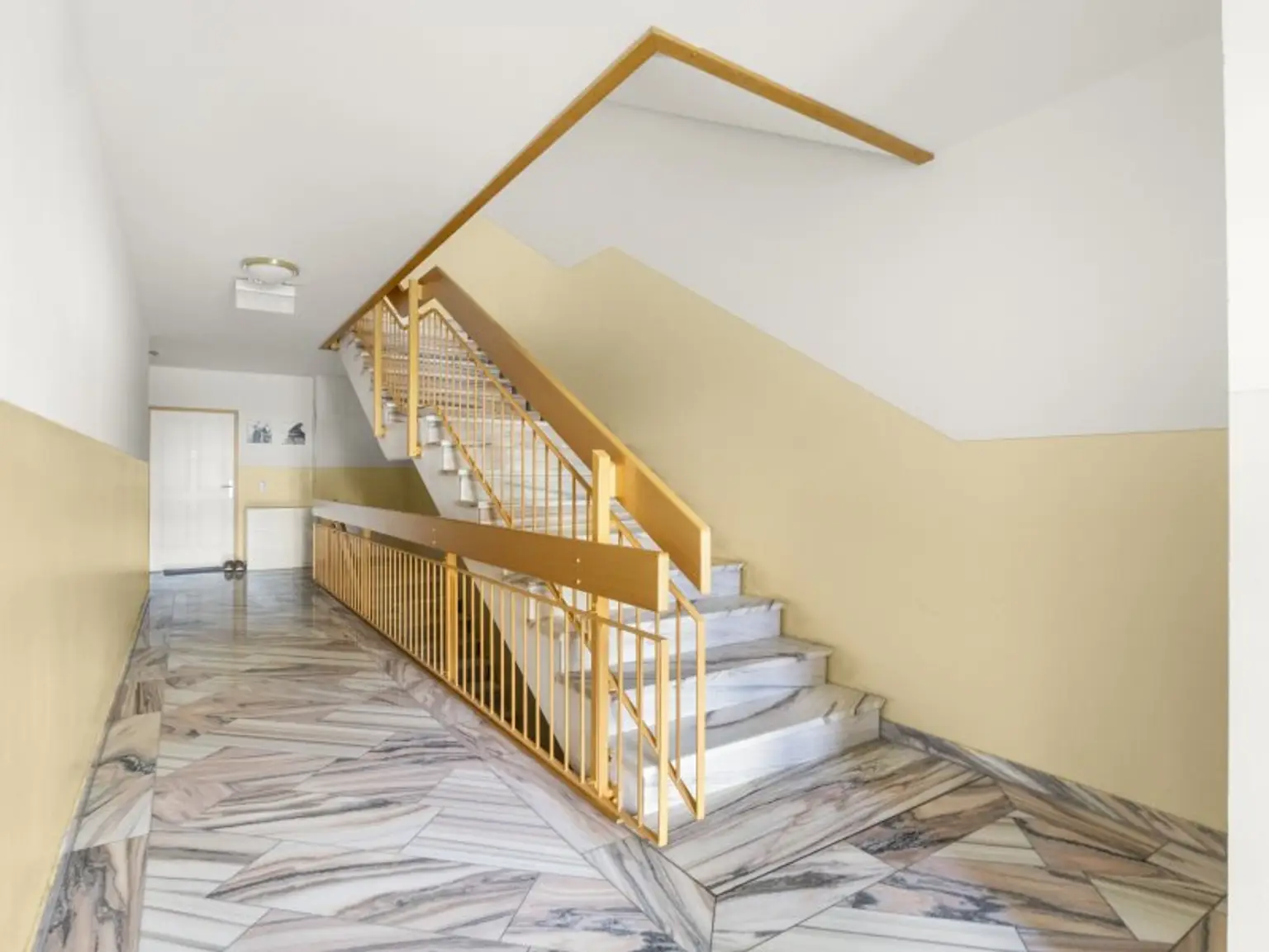 Traumhafte, neuwertige 3 Zi Gartenwohung mit 400m² Eigengarten und Tiefgarage in Waidmannsdorf