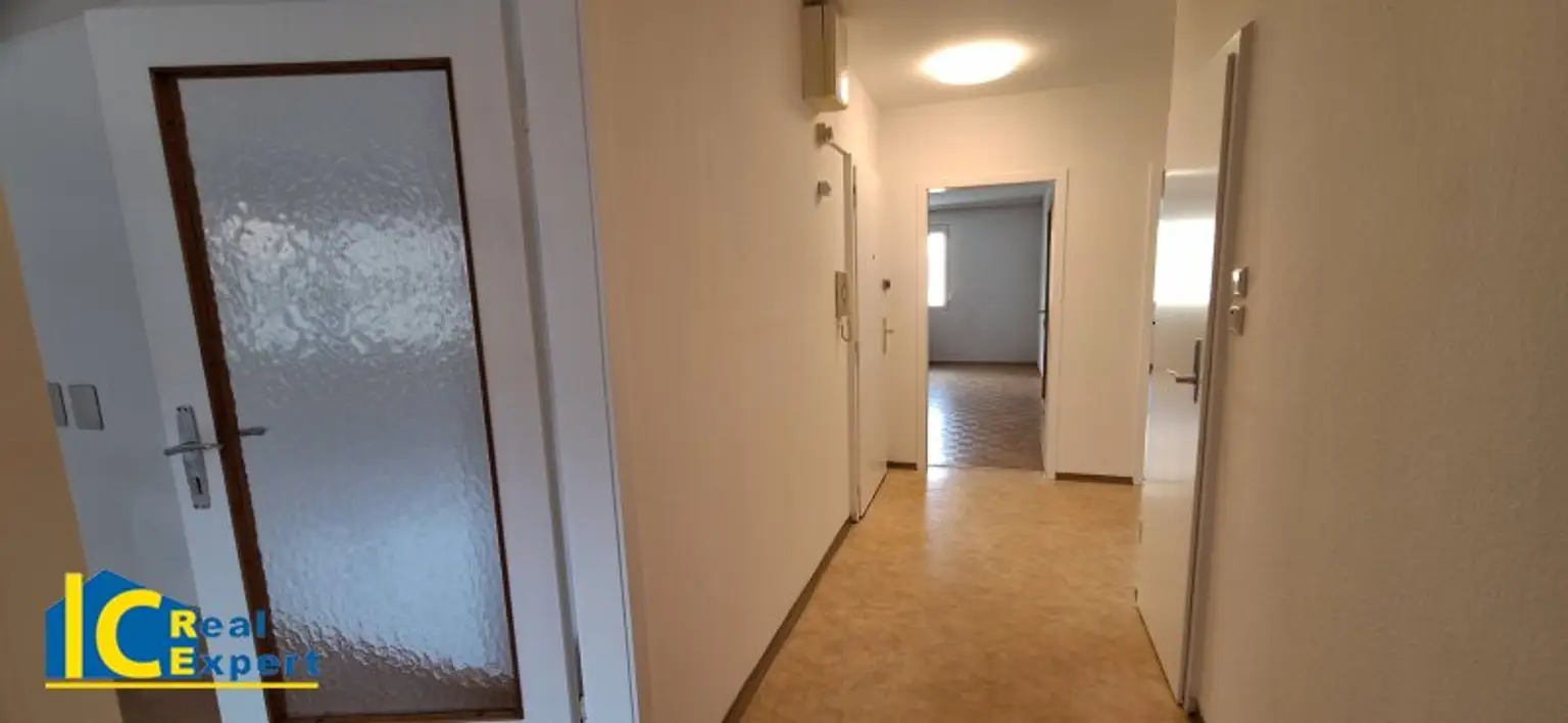Vorraum und Gangbereich, links Wohnungseingangstüre