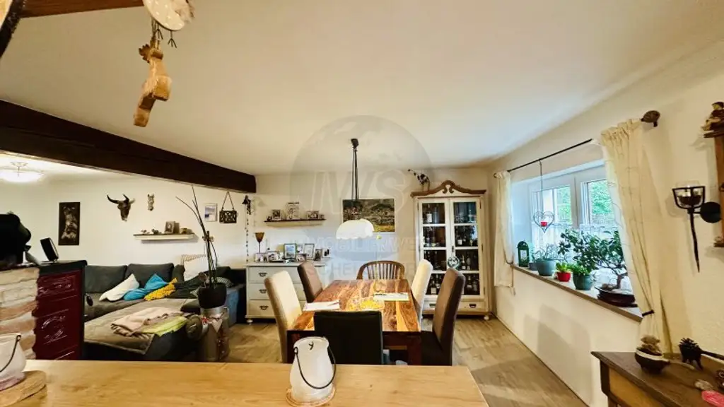 Zwei schöne Bungalows mit großem Garten