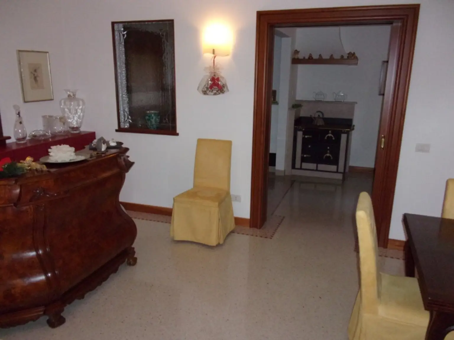 Esszimmer und Küchenofen